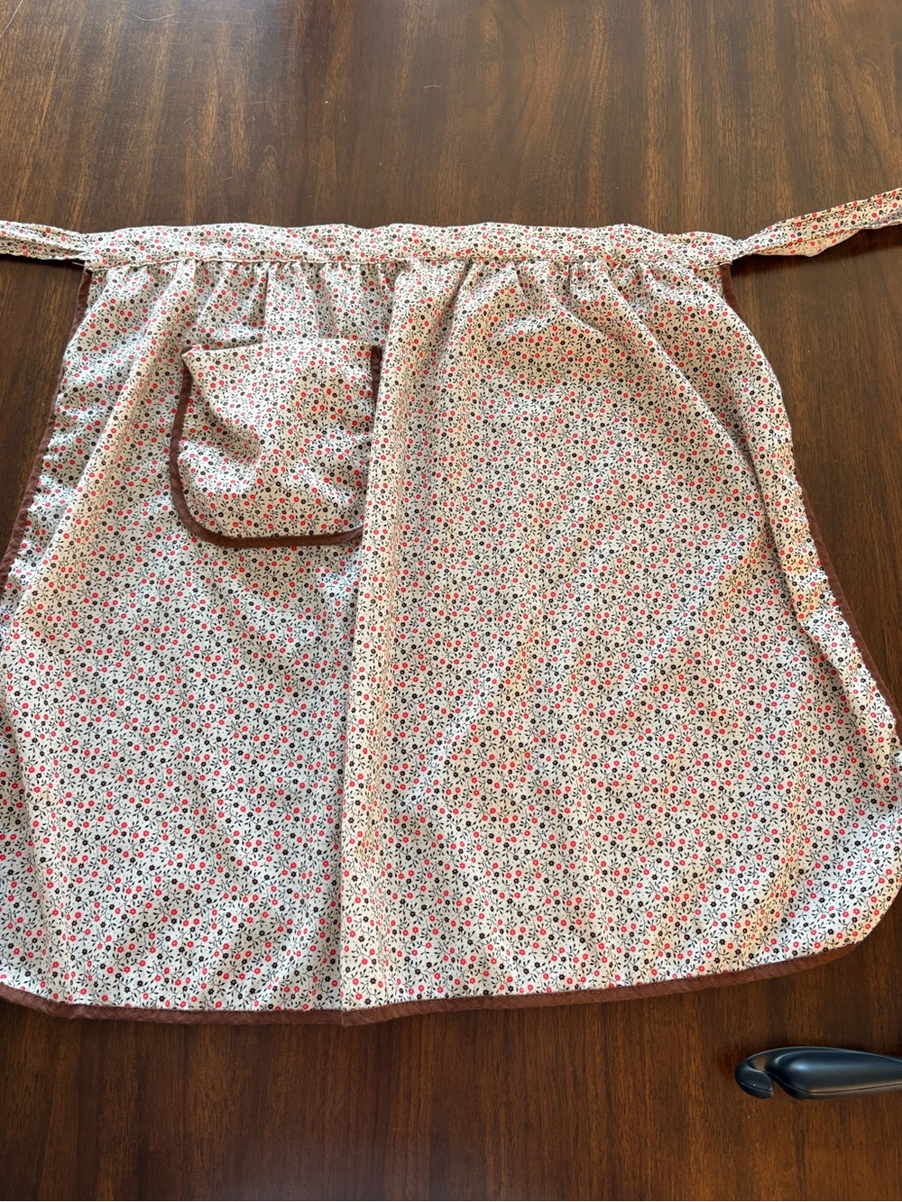 Vintage-style Half Apron with Red Floral Print